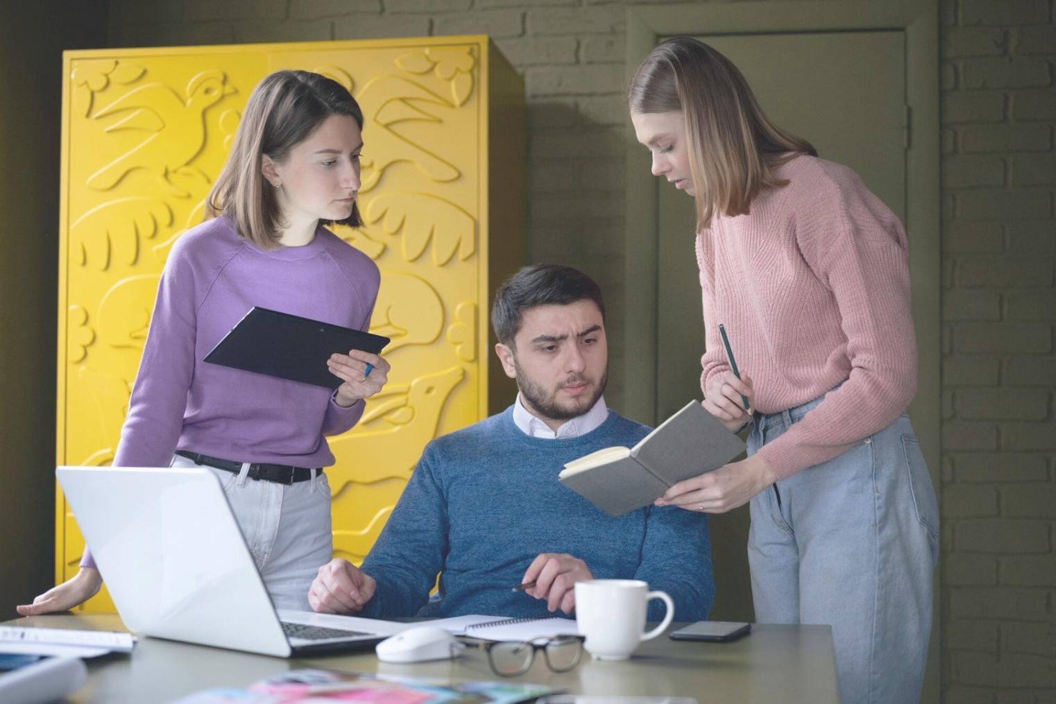 Estudiantes internacionales trabajando en un ambiente colaborativo